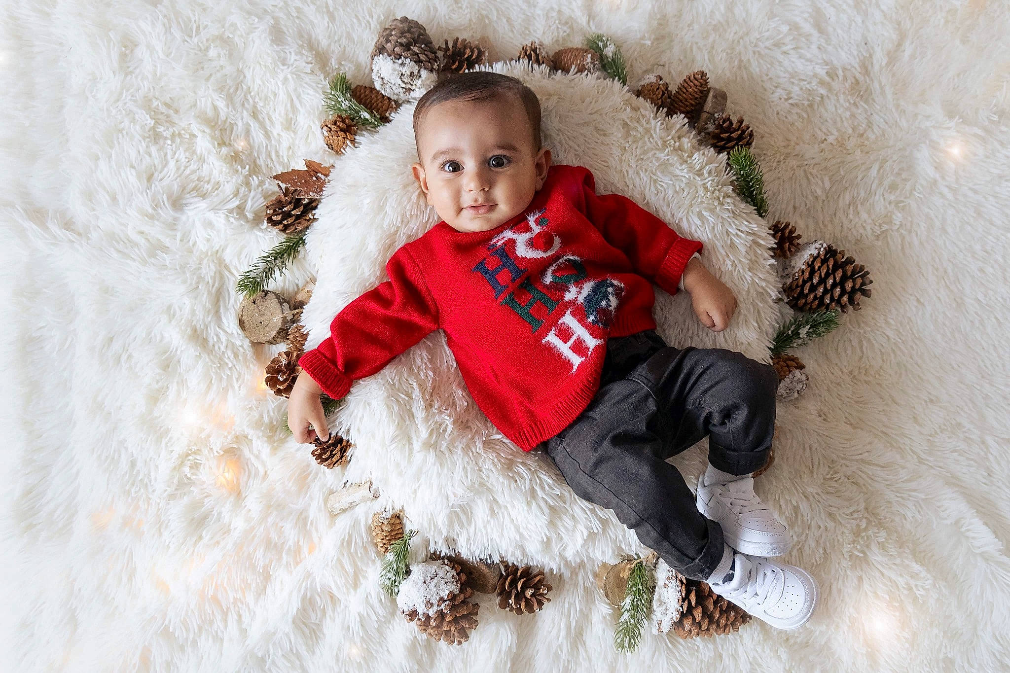 Maylann participe au concours pour gagner de l'argent avec cette photo : ankle, baby, baby_laughing, baby_toddler_clothing, child, child_model, costume_accessory, hair_accessory, happy, nose, people_in_nature, person, playing_with_kids, sock, toddler, winter