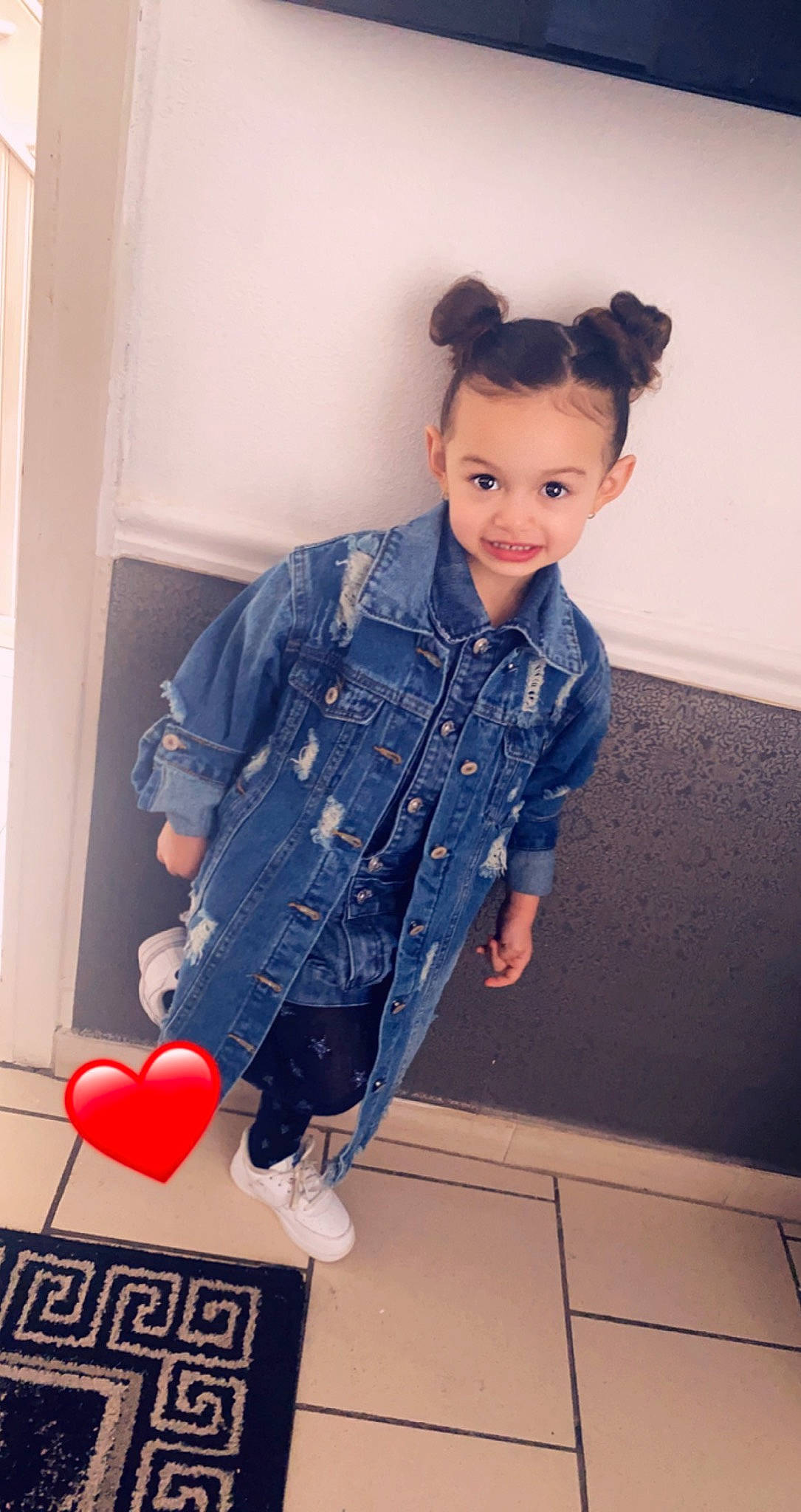 Iliana participe au concours pour gagner de l'argent avec cette photo : button, clothing, collar, denim, dress_shirt, electric_blue, embellishment, fashion, fashion_design, jeans, joy, outerwear, pattern, person, plaid, sleeve, standing, street_fashion, tartan, textile