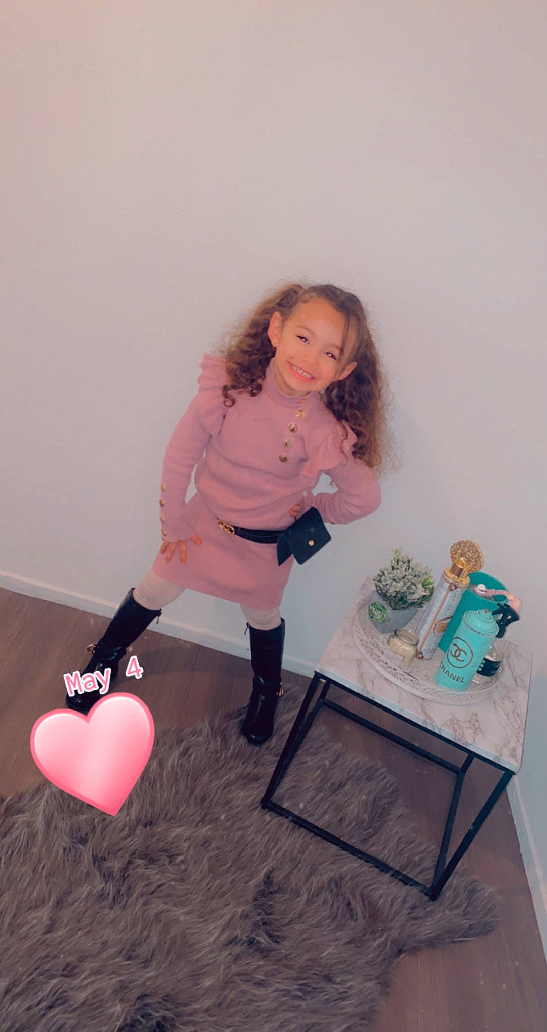 Iliana participe au concours pour gagner de l'argent avec cette photo : balloon, blond, boot, brown_hair, comfort, dress, flooring, hair, human_leg, joy, knee, leg, long_hair, magenta, person, pink, sandal, shoe, sitting, sock