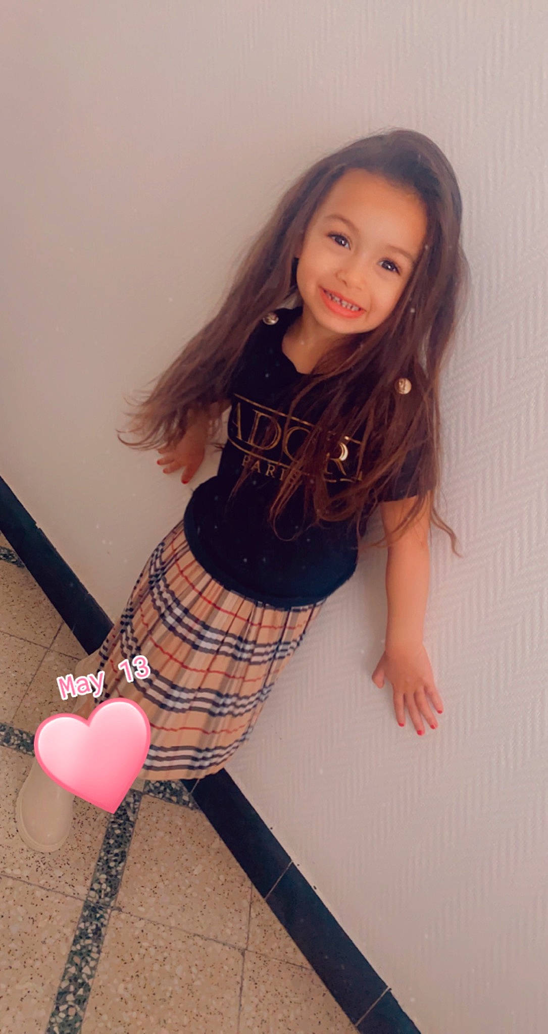 Iliana participe au concours pour gagner de l'argent avec cette photo : face, facial_expression, hairstyle, human_body, iris, joint, joy, knee, leg, lip, neck, person, pink, shoe, shoulder, skin, sleeve, smile, tartan, textile