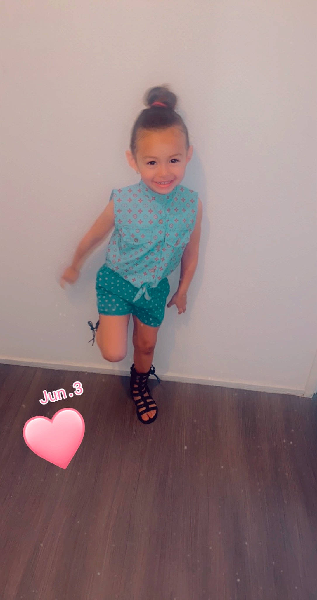 Iliana participe au concours pour gagner de l'argent avec cette photo : baby_toddler_clothing, dress, finger, floor, flooring, foot, hair, happy, human_leg, joy, knee, leg, magenta, person, sandal, sleeve, sock, t_shirt, thigh, toddler