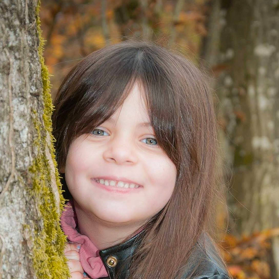 Angela a rejoint le concours — aidez-le/la à gagner de superbes lots ! bangs, beauty, black_hair, brown_hair, child_actor, child_model, eye, face, girl, hair_coloring, hairstyle, head, human_hair_color, iris, joy, long_hair, person, portrait, portrait_photography, smile