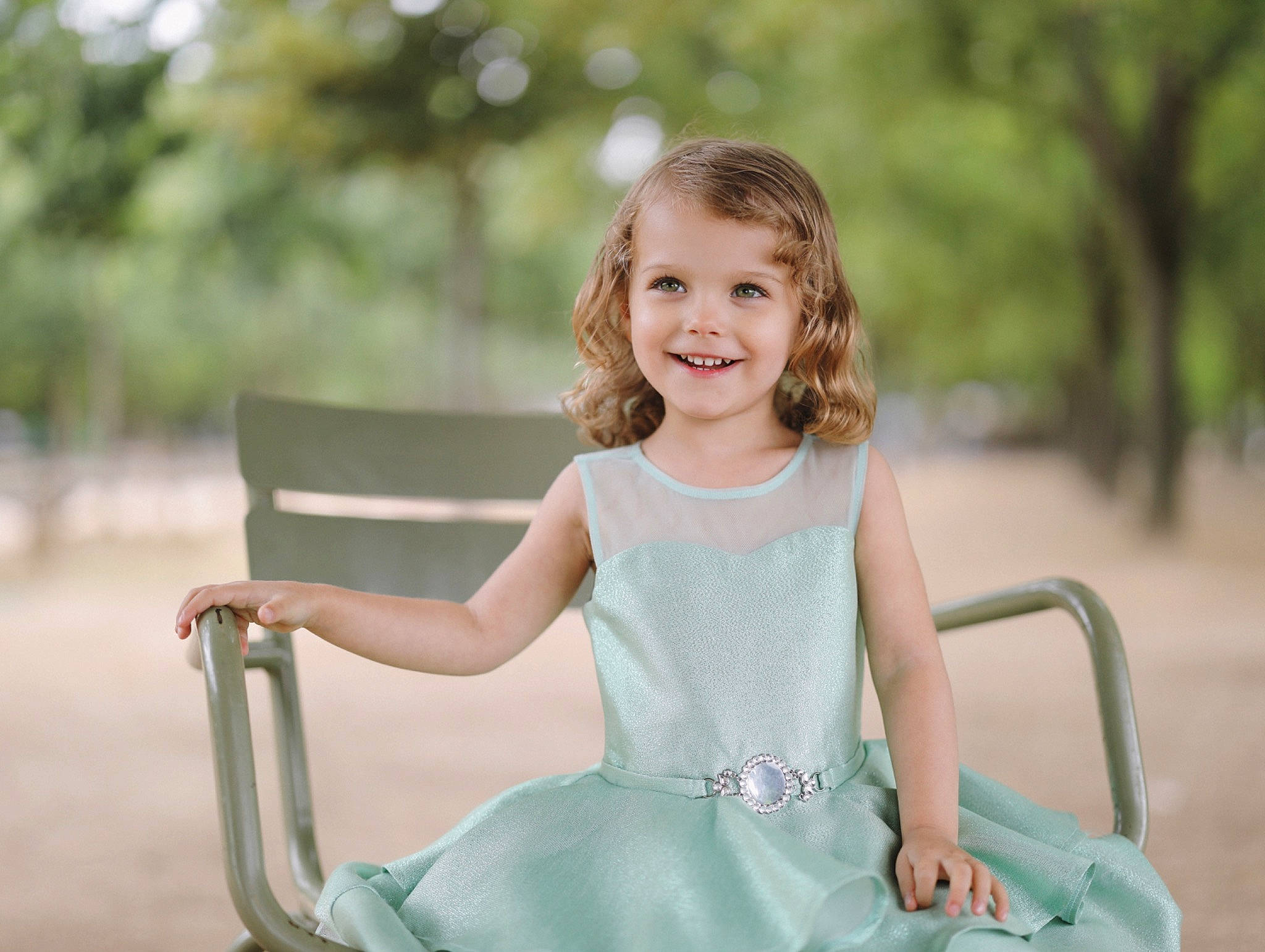 Melania participe au concours pour gagner de l'argent avec cette photo : child, dress, eye, facial_expression, flash_photography, fun, grass, hair, hairstyle, happy, human_body, joy, leisure, long_hair, people_in_nature, person, plant, sitting, skin, smile