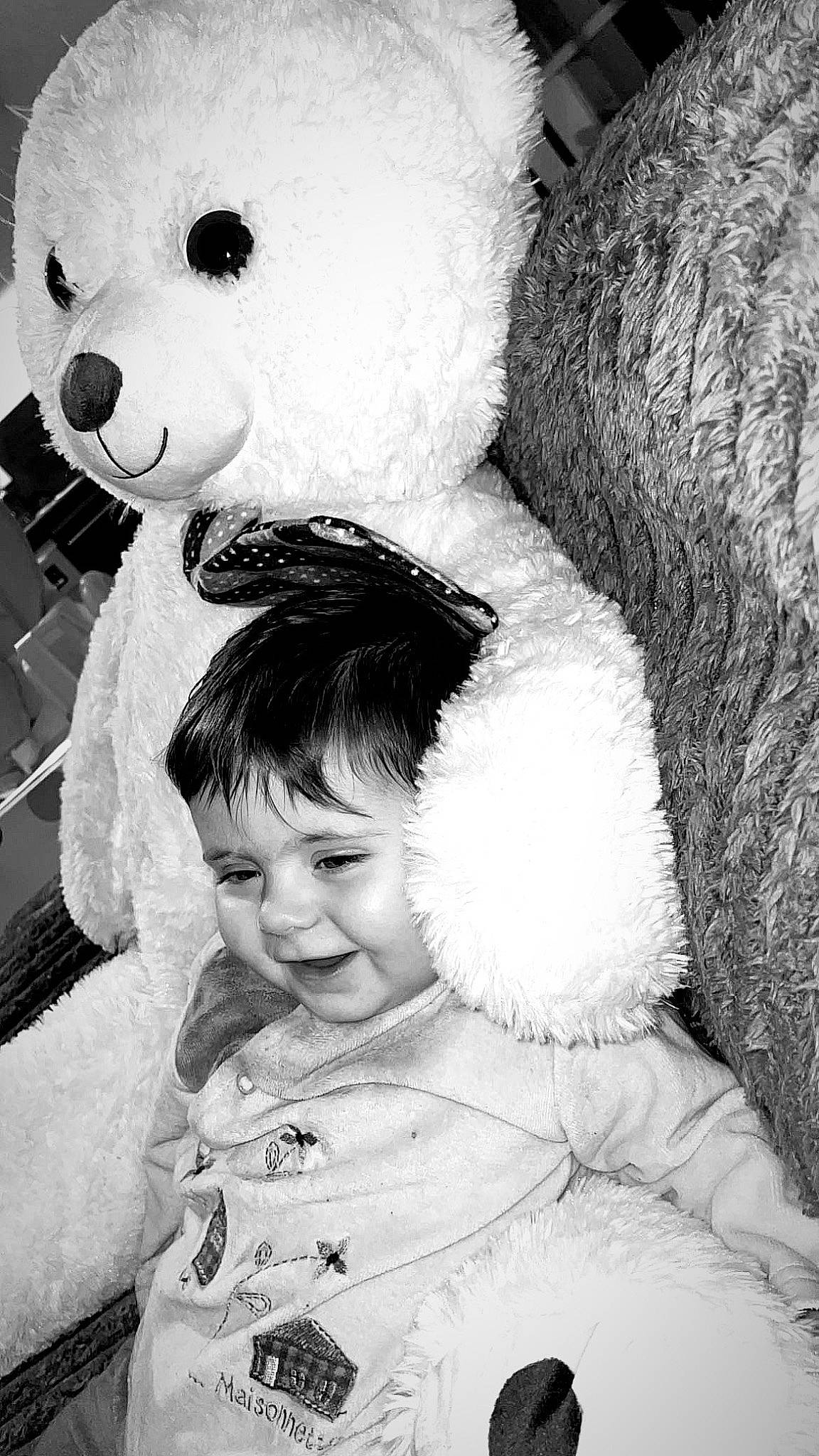 Shana participe au concours pour gagner de l'argent avec cette photo : beauty, black, black_and_white, flash_photography, happy, head, monochrome, monochrome_photography, nose, organ, panda, people, person, photograph, smile, snapshot, style, textile, toddler, toy