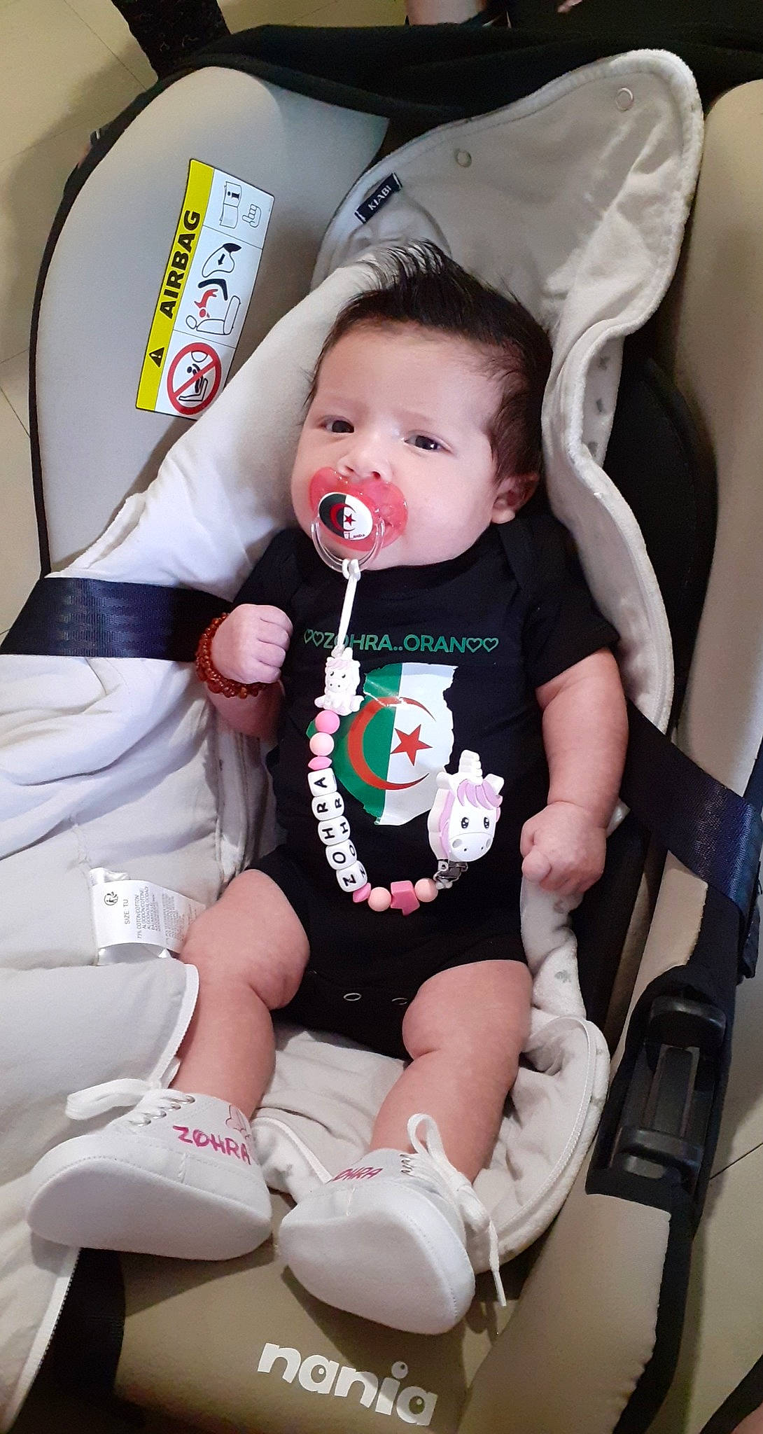 Zohra a rejoint le concours — aidez-le/la à gagner de superbes lots ! baby, baby_carriage, baby_products, baby_toddler_clothing, cheek, child, comfort, eye, eyelash, knee, pattern, person, pink, product, sitting, sleeve, sock, t_shirt, thigh, toddler