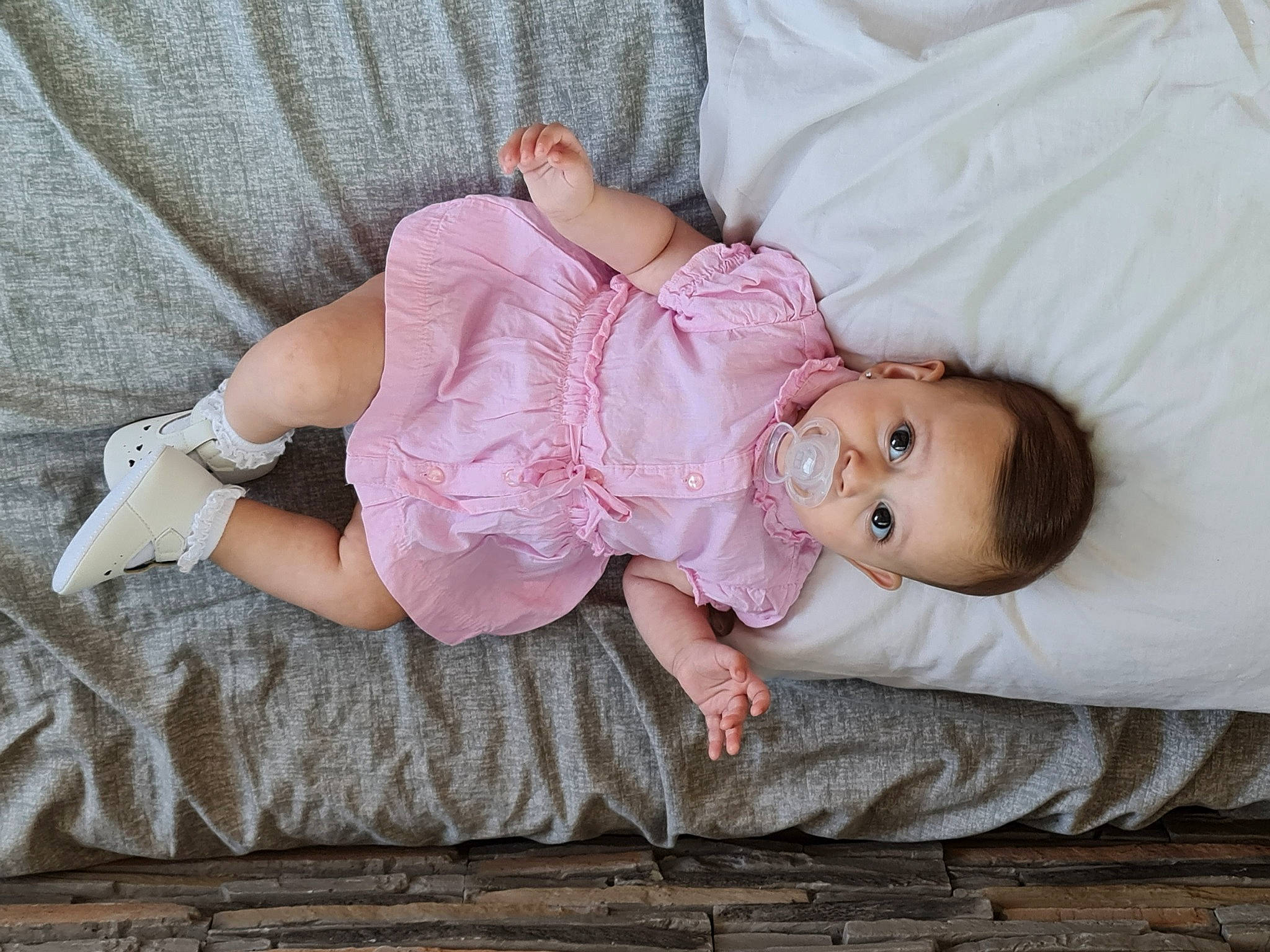 Byssane participe au concours pour gagner de l'argent avec cette photo : baby, baby_toddler_clothing, cheek, child, comfort, eye, face, fashion_accessory, flooring, grass, head, human_body, linens, pattern, person, pink, product, skin, sleeve, toddler