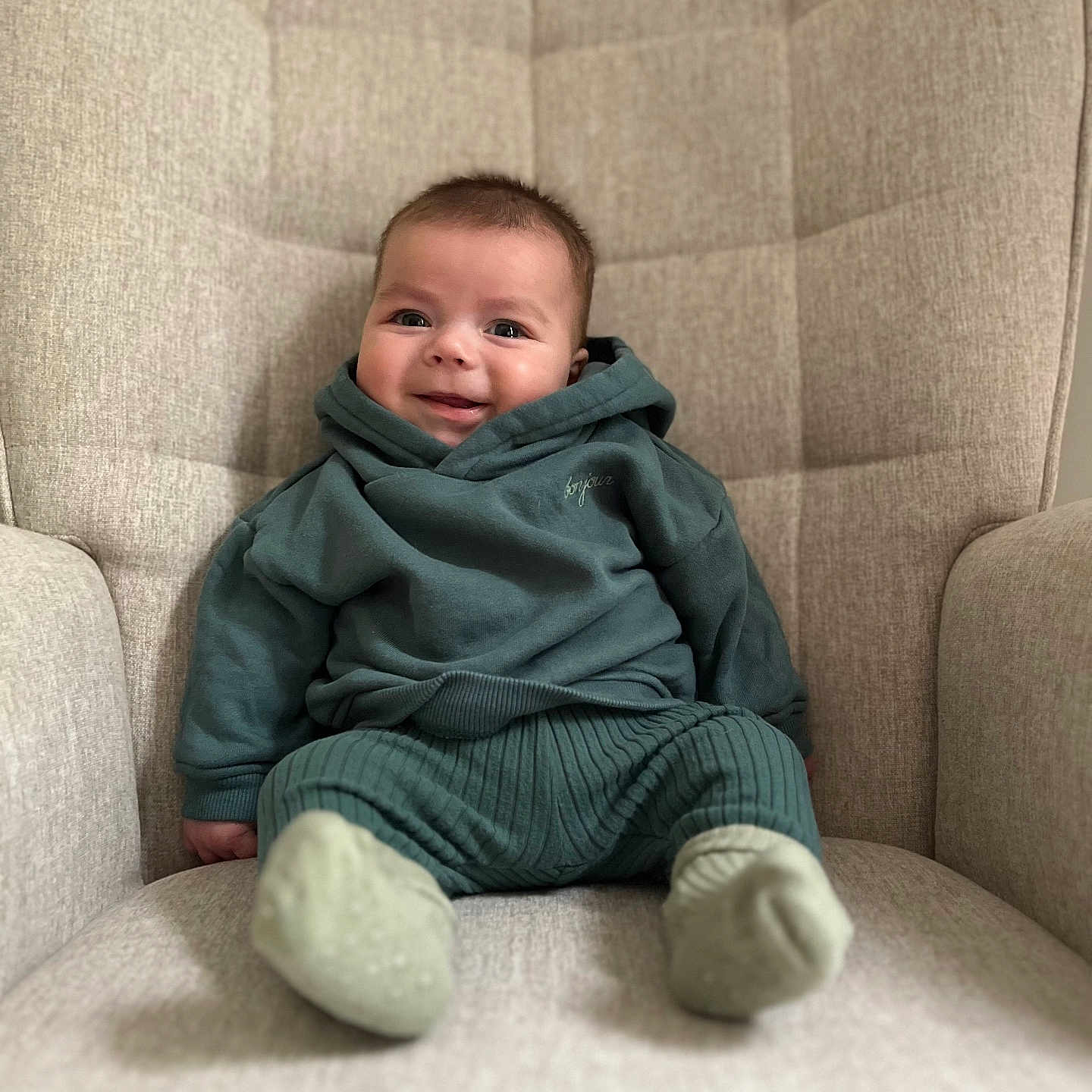 Roman a rejoint le concours — aidez-le/la à gagner de superbes lots ! armchair, baby, beige, casual, child, comfortable, cozy, cute, face, green_clothes, happy, hoodie, indoor, pants, plush, portrait, seated, smiling, socks, young_child