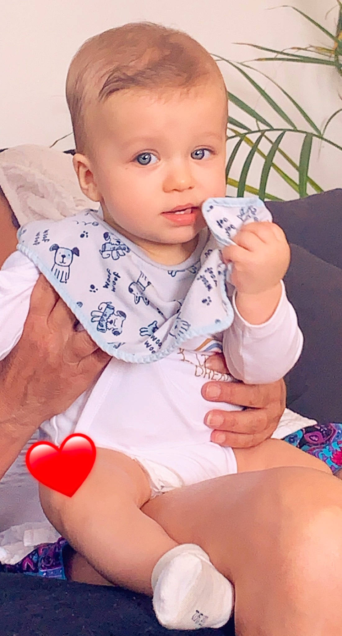 Camille participe au concours pour gagner de l'argent avec cette photo : baby_toddler_clothing, cheek, comfort, finger, gesture, hand, human_body, joint, leg, lip, mouth, muscle, neck, person, shoulder, skin, sleeve, stomach, textile, thigh