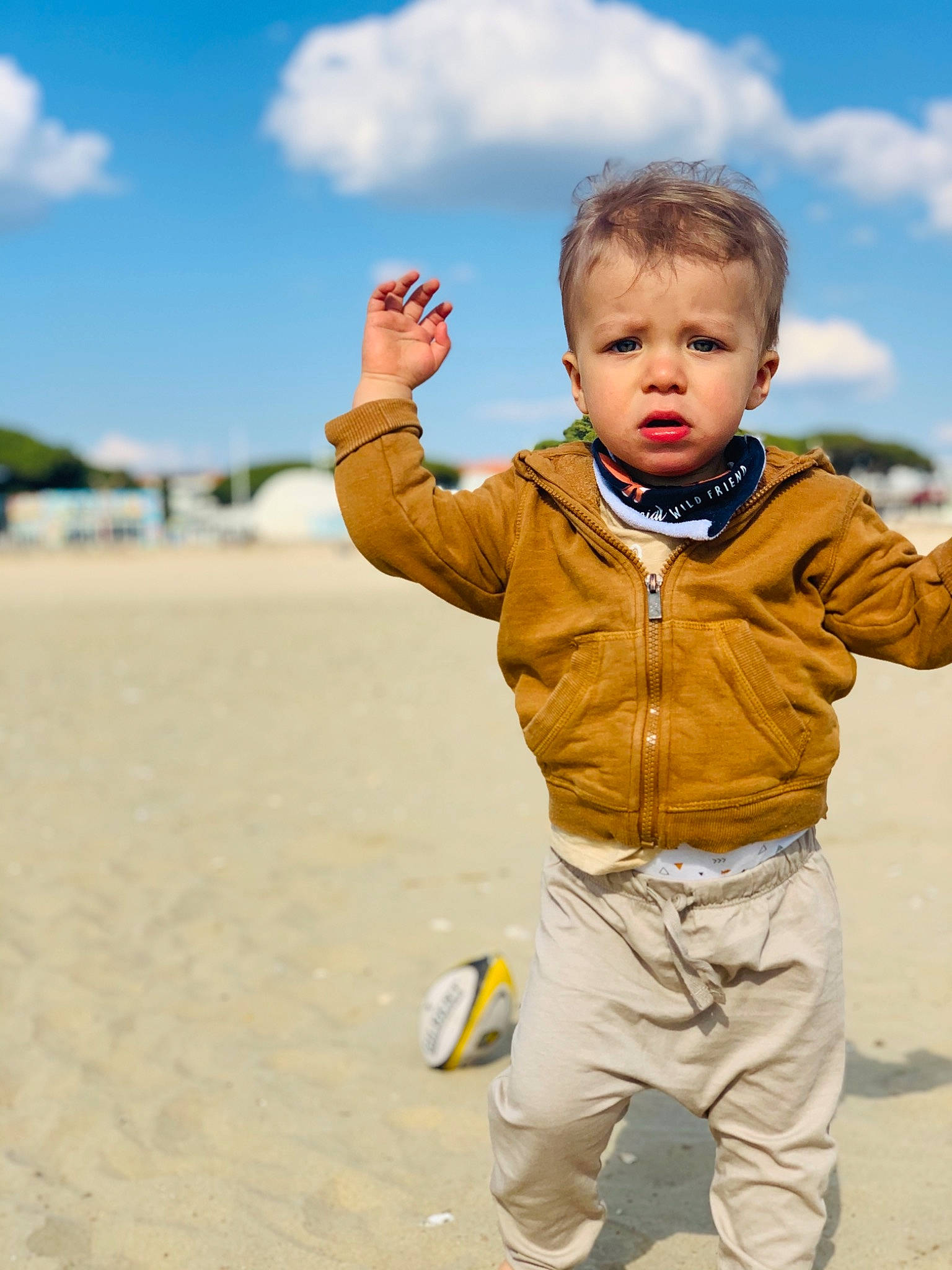 Camille a rejoint le concours — aidez-le/la à gagner de superbes lots ! arm, baby, baby_toddler_clothing, beach, body_of_water, child, cloud, finger, flash_photography, fun, gesture, hand, happy, landscape, leisure, people_in_nature, person, sky, sorrow, standing
