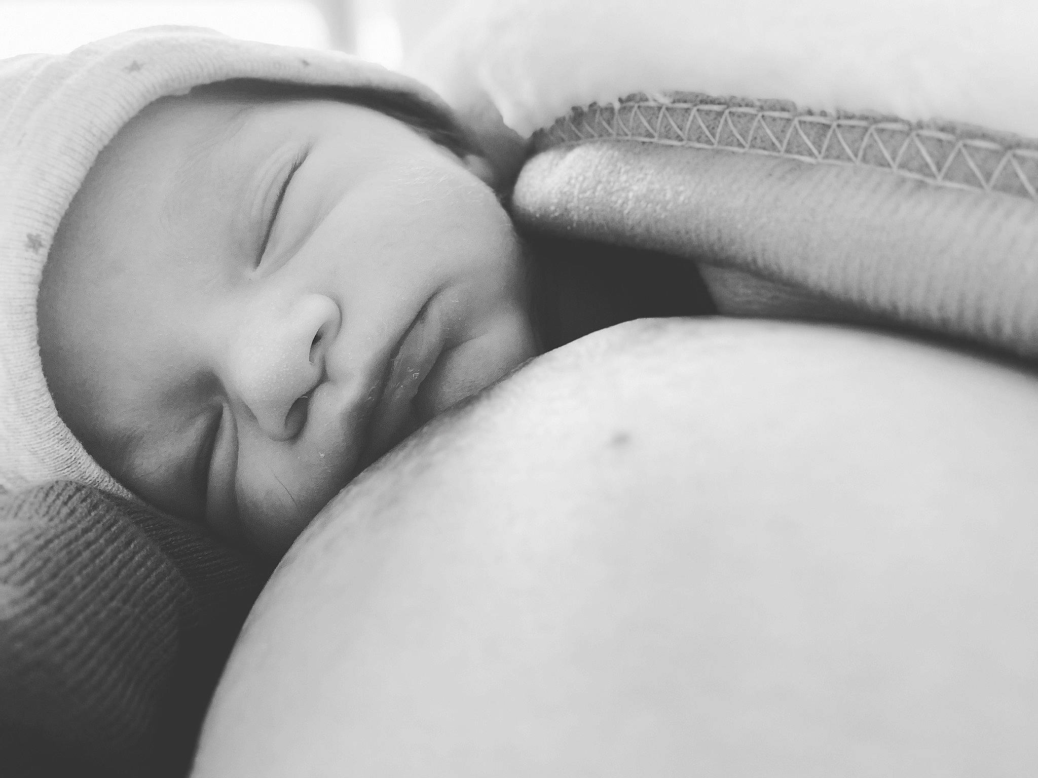Julliann participe au concours pour gagner de l'argent avec cette photo : baby, baby_sleeping, birth, black, black_and_white, child, face, hand, lip, monochrome, monochrome_photography, nap, person, photography, portrait_photography, skin, sleep, stock_photography, stomach, style