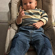 Noam a rejoint le concours — aidez-le/la à gagner de superbes lots ! baby, child, infant, person, face, clothing, striped_shirt, denim_pants, cushion, seated, indoor, floor_tiles, cute, small_hands, expression, casual_wear, comfortable, relaxed, young, portrait