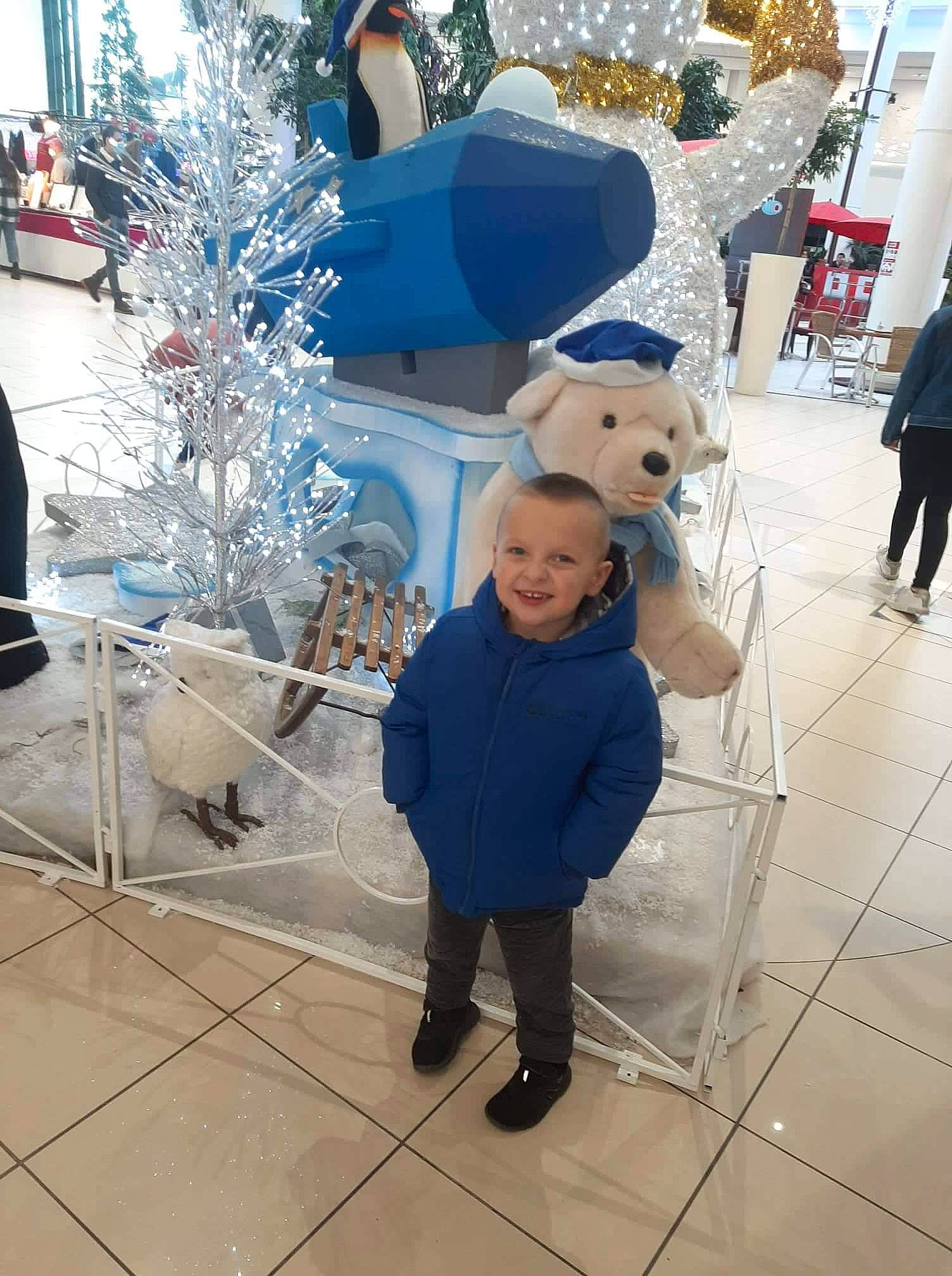 Kimael participe au concours pour gagner de l'argent avec cette photo : art, automotive_design, child, event, flooring, freezing, fun, fur, glass, joy, leg, leisure, person, recreation, smile, toddler, tourist_attraction, tree, visual_arts, white