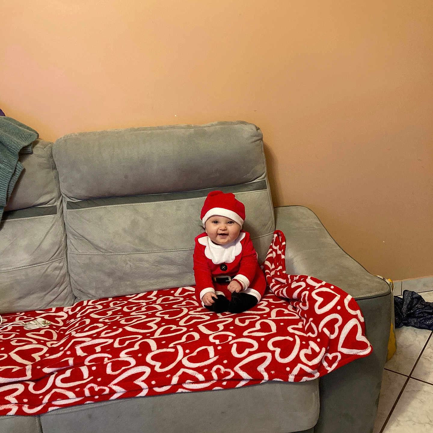 Andjela participe au concours pour gagner de l'argent avec cette photo : animal, architecture, baby, bed, building, canine, clothing, couch, face, furniture, hat, head, indoors, livingroom, person, pet, photography, portrait, room, sitting