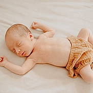 Ezio participe au concours pour gagner de l'argent avec cette photo : baby, newborn, sleeping, infant, blanket, soft, skin, peaceful, lying_down, rest, clothing, cute, child, relaxation, natural_light, indoors, portrait, human, small, barefoot