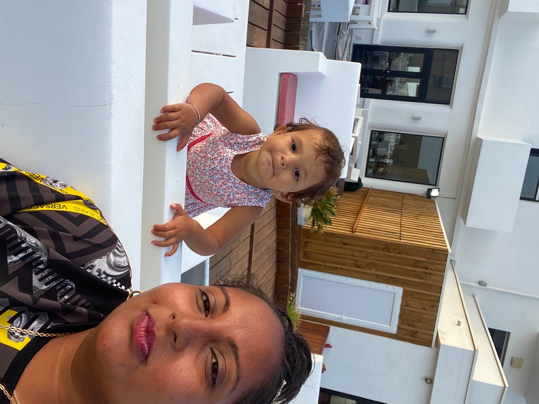 Mélina a rejoint le concours — aidez-le/la à gagner de superbes lots ! apartment, baby, child, flooring, fun, happy, home_appliance, house, person, product, room, smile, t_shirt, toddler