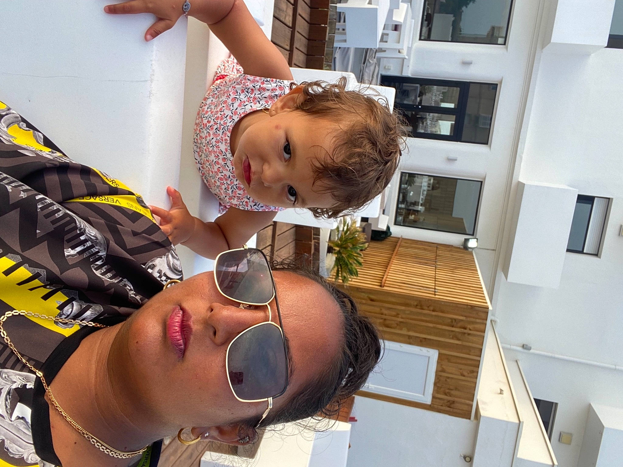 Mélina participe au concours pour gagner de l'argent avec cette photo : baby, child, eyewear, fun, glasses, goggles, happy, house, leisure, person, personal_protective_equipment, sunglasses, toddler, vacation, vision_care
