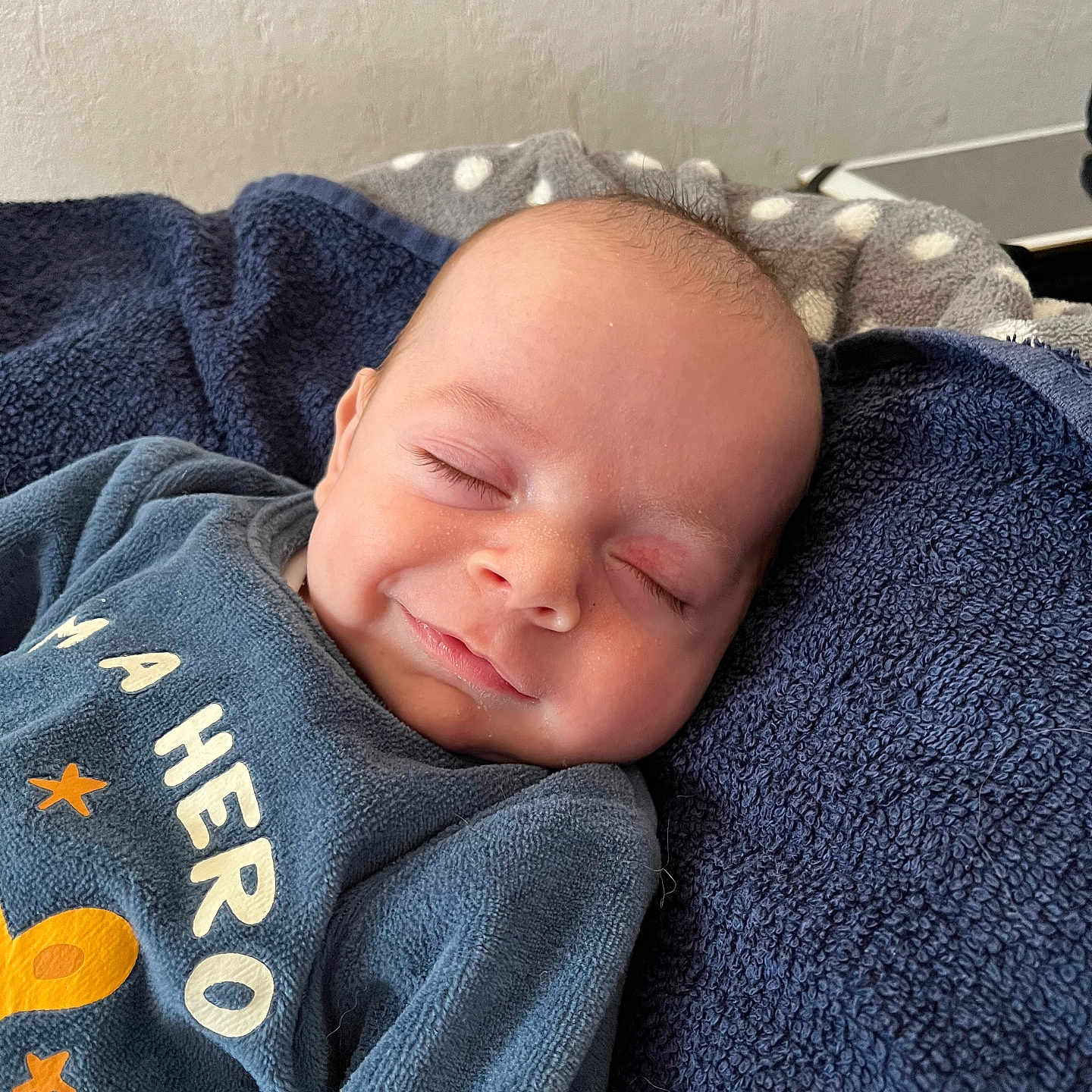 Arthur participe au concours pour gagner de l'argent avec cette photo : baby, blanket, face, head, newborn, person, photography, portrait, quilt, sleeping, towel