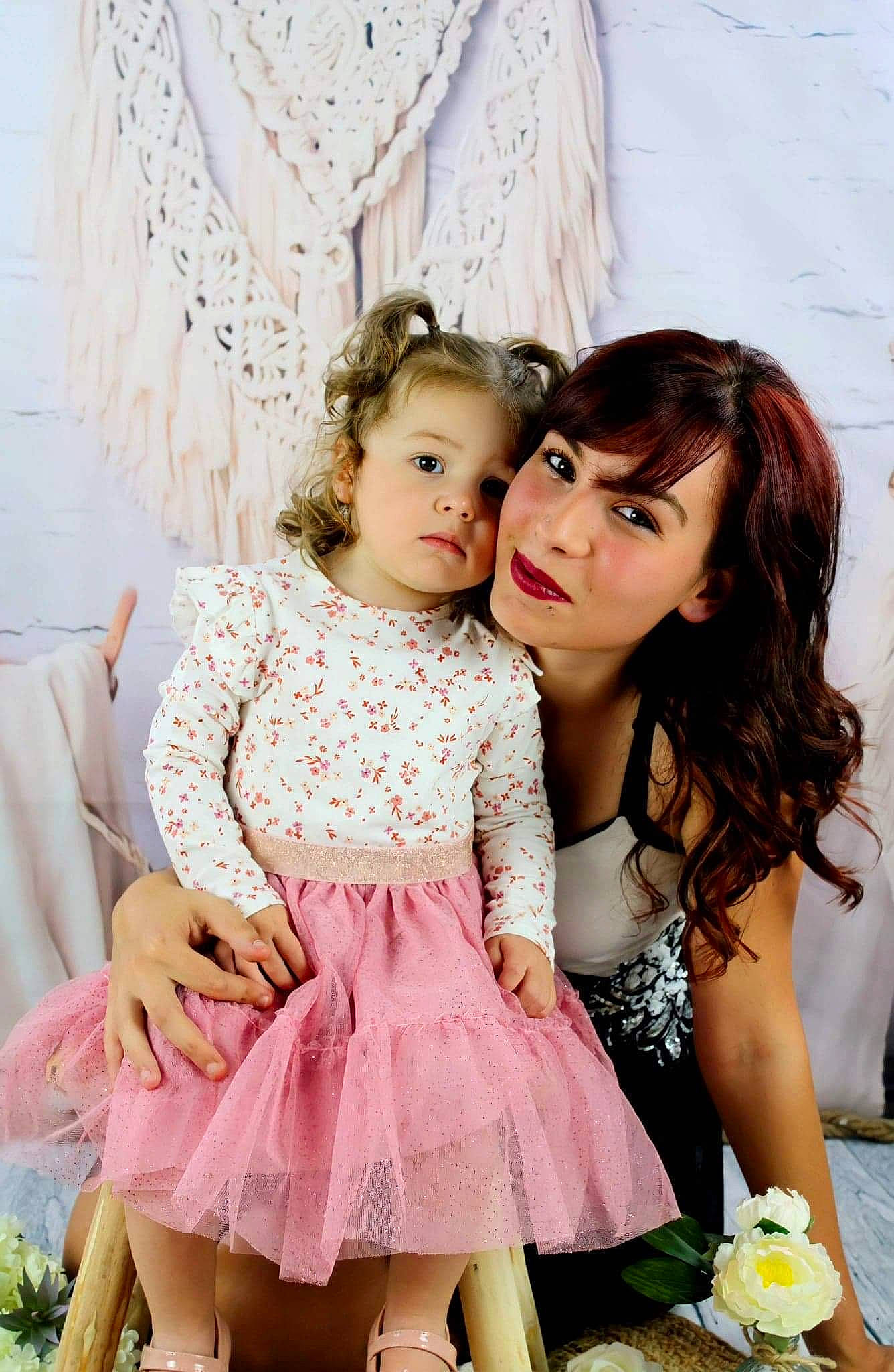 Jade a rejoint le concours — aidez-le/la à gagner de superbes lots ! blond, brown_hair, child, day_dress, dress, embellishment, event, fashion_design, flash_photography, fun, happy, magenta, peach, person, pink, skin, thigh, toddler, waist, white