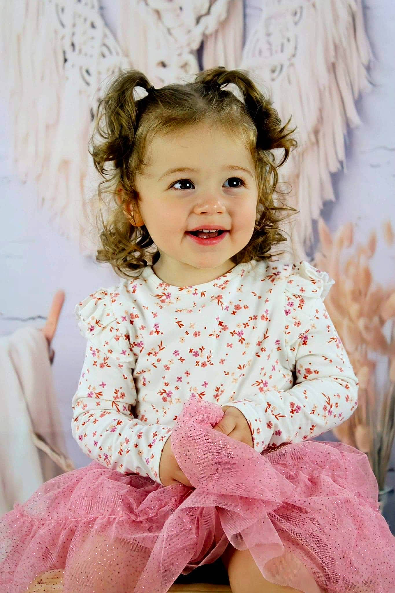 Jade a rejoint le concours — aidez-le/la à gagner de superbes lots ! baby_toddler_clothing, beauty, child, clothing, day_dress, dress, embellishment, flash_photography, happy, iris, joy, magenta, one_piece_garment, pattern, person, pink, skin, sleeve, smile, textile