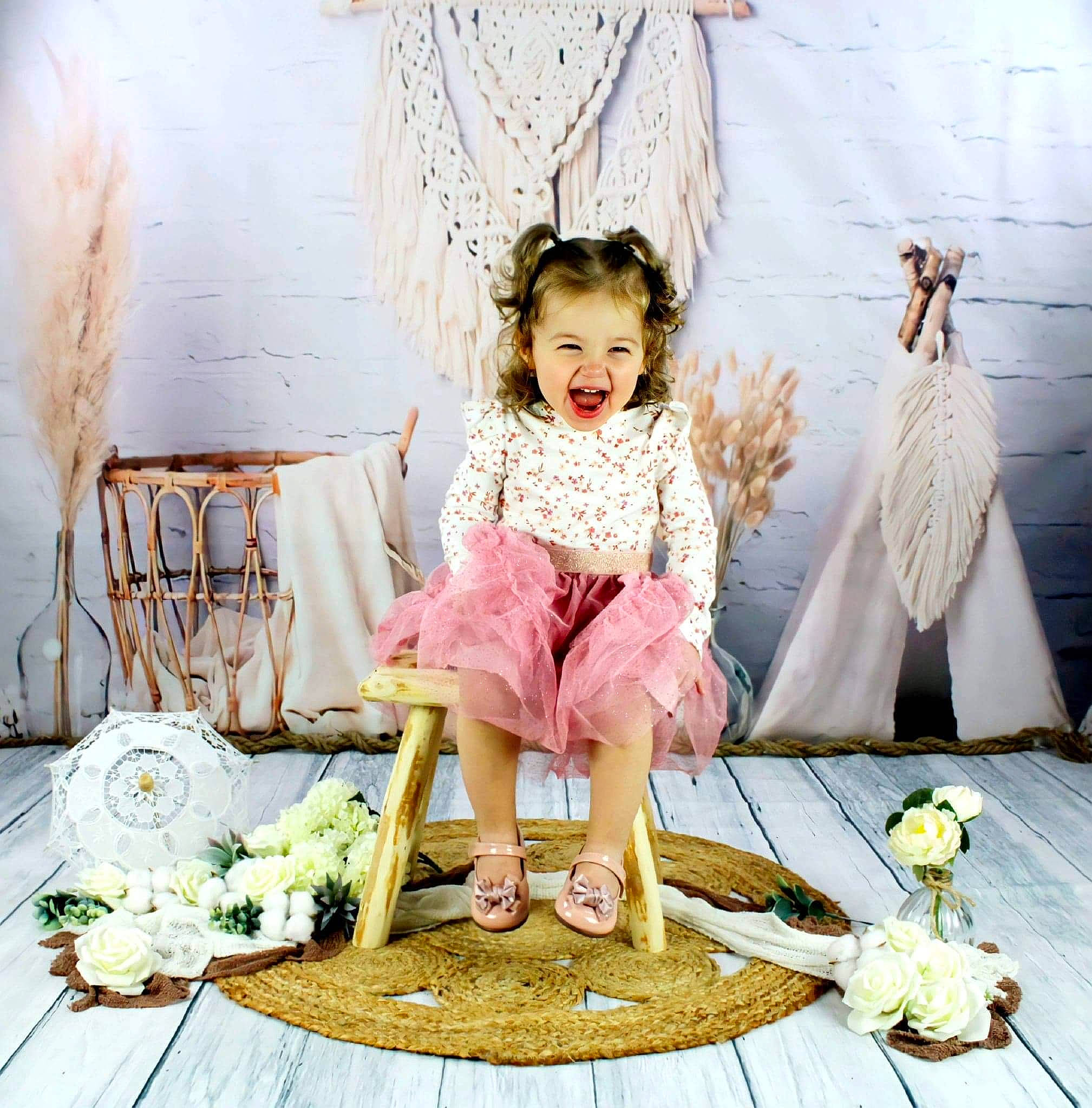 Jade participe au concours pour gagner de l'argent avec cette photo : baby_toddler_clothing, chair, child, day_dress, dress, embellishment, event, fashion_design, flash_photography, happy, linens, pattern, peach, person, pink, room, sitting, textile, toddler, white