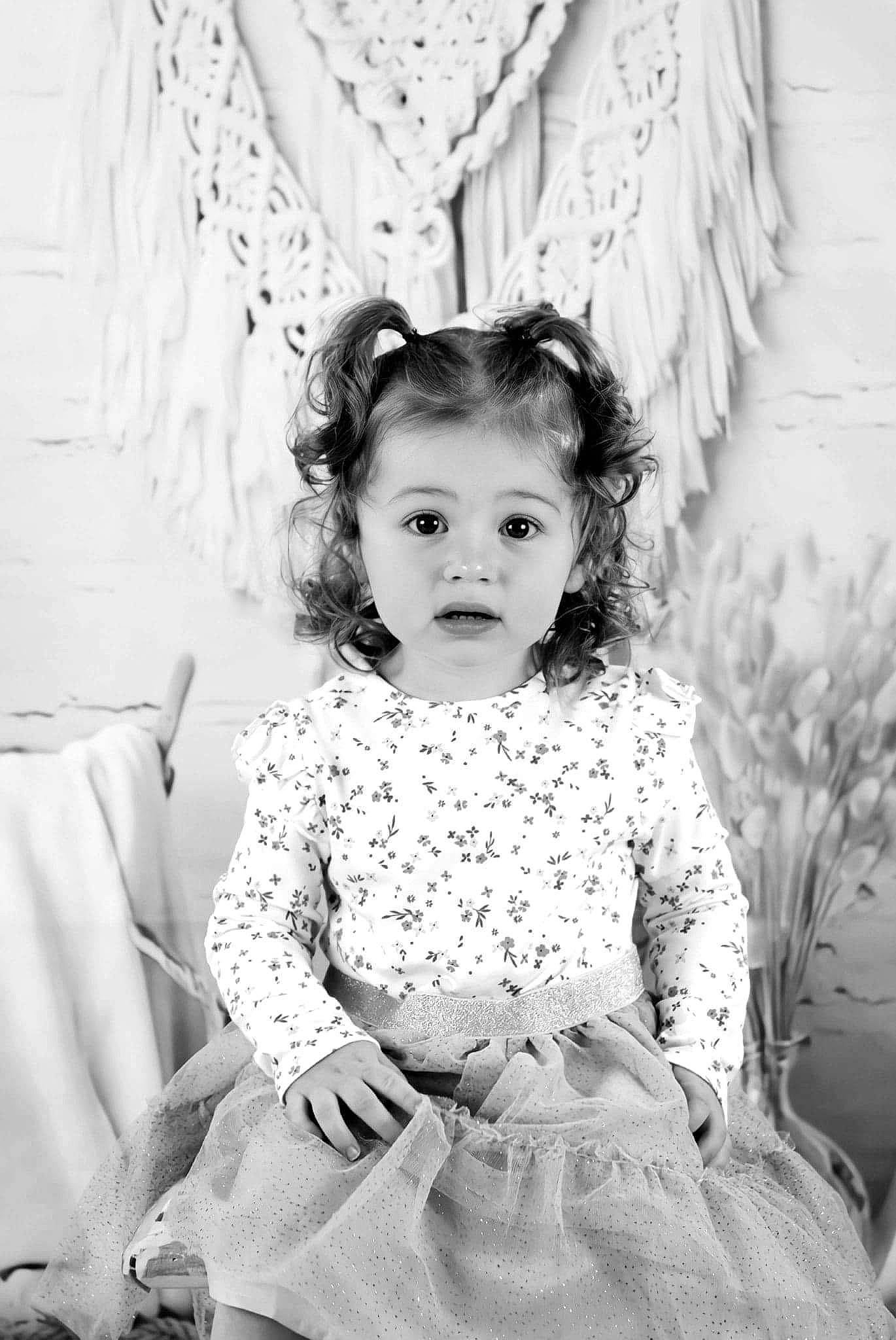 Jade a rejoint le concours — aidez-le/la à gagner de superbes lots ! black, black_and_white, clothing, day_dress, dress, eye, eyelash, flash_photography, hair, happy, head, iris, monochrome, monochrome_photography, person, photograph, sleeve, style, textile, toddler