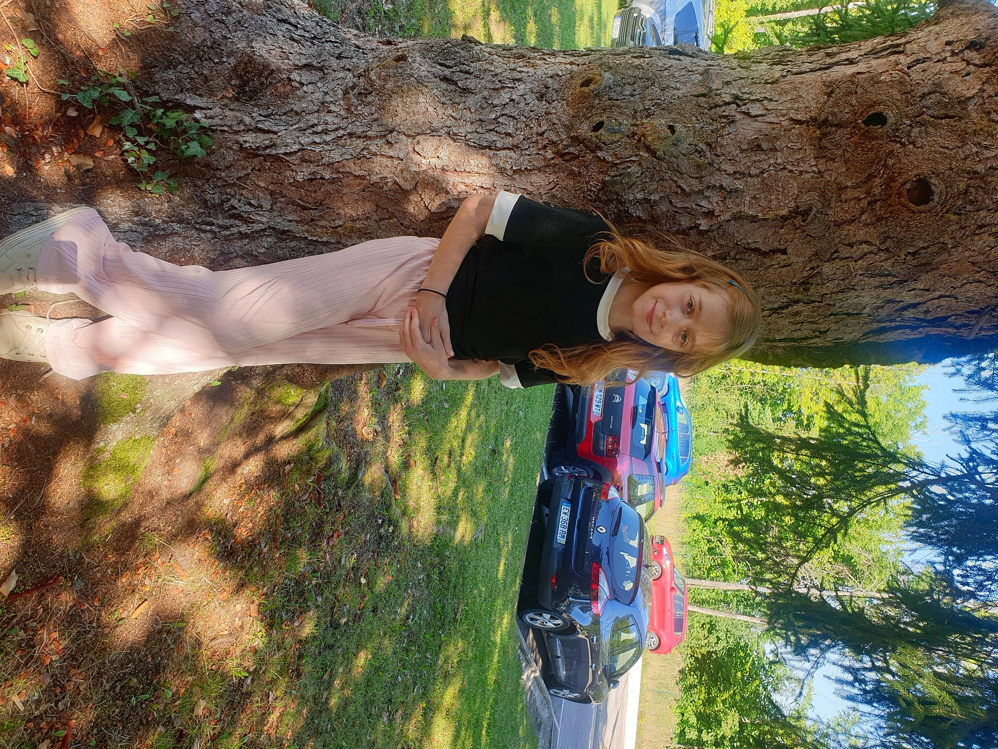 Coline a rejoint le concours — aidez-le/la à gagner de superbes lots ! elbow, fun, grass, happy, human_leg, joy, landscape, leisure, nature, people_in_nature, person, plant, recreation, sky, smile, soil, travel, tree, trunk, vacation