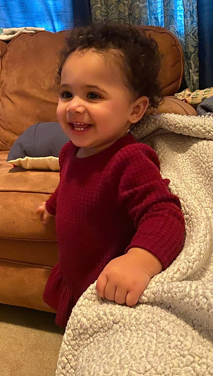 Londyn is registered to the contest to win money with this photo: baby, baby_toddler_clothing, blue, cheek, chin, comfort, eye, face, facial_expression, finger, hairstyle, happy, head, iris, joy, nose, organ, person, skin, sleeve