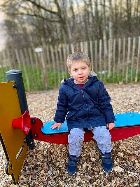 Esteban participe au concours pour gagner de l'argent avec cette photo : child, outdoor_play_equipment, person, play, playground, public_space, recreation, sitting, toddler