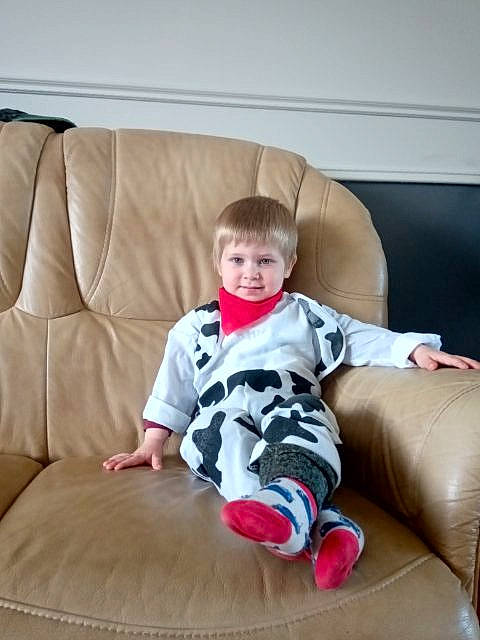 Esteban a rejoint le concours — aidez-le/la à gagner de superbes lots ! baby, child, comfort, couch, furniture, person, play, room, sitting, toddler