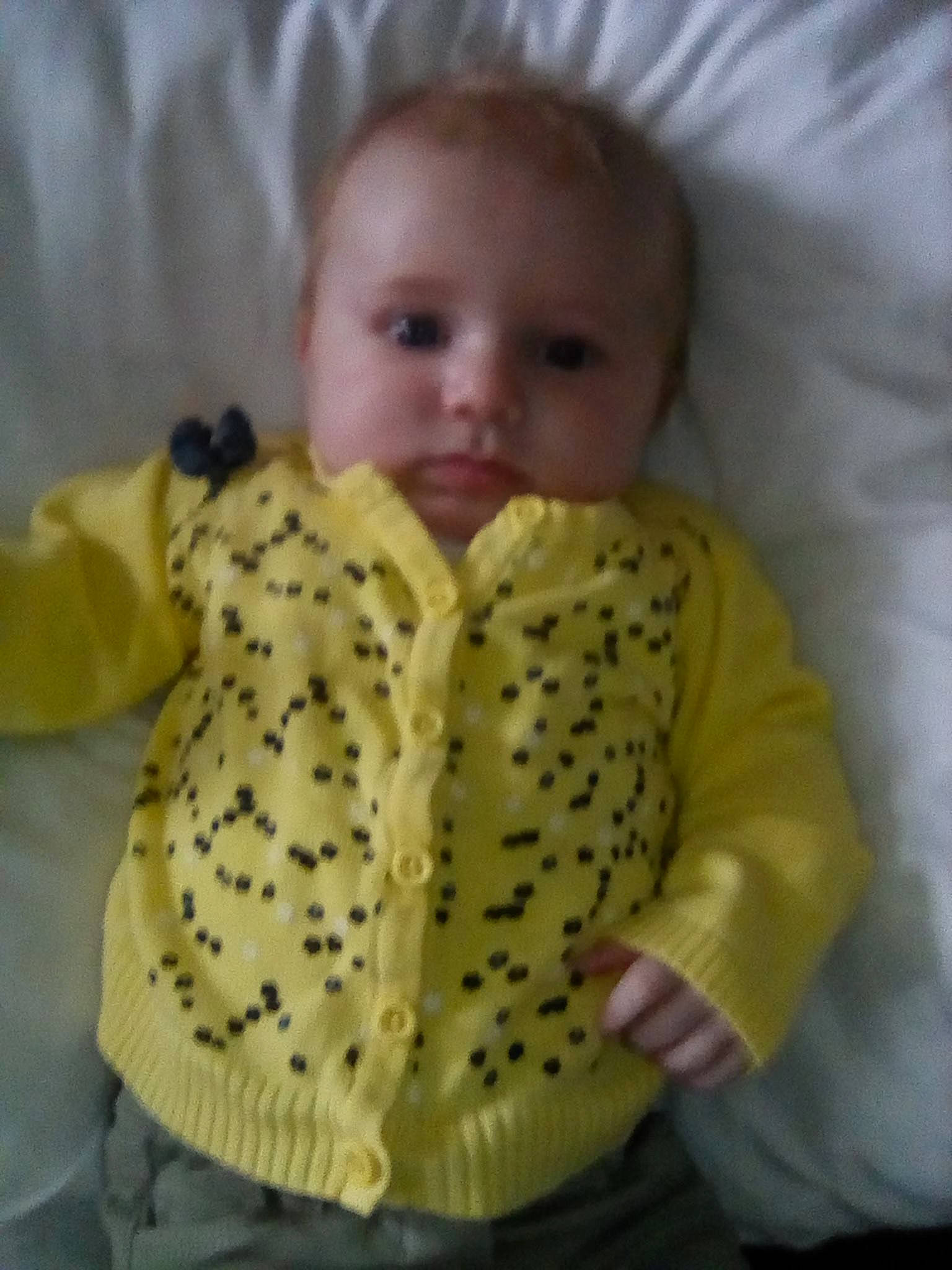 Maelys a rejoint le concours — aidez-le/la à gagner de superbes lots ! baby, baby_toddler_clothing, cheek, child, head, iris, outerwear, person, product, skin, sleeve, textile, toddler, yellow