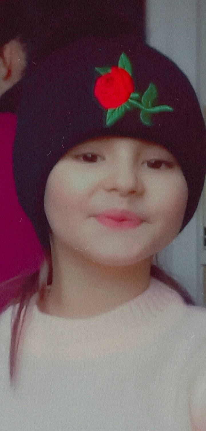 Linda a rejoint le concours — aidez-le/la à gagner de superbes lots ! art, beauty, black_hair, cap, costume_hat, eyelash, fashion_accessory, forehead, hair_accessory, happy, hat, headgear, headpiece, headwear, knit_cap, lip, magenta, neck, person, pink