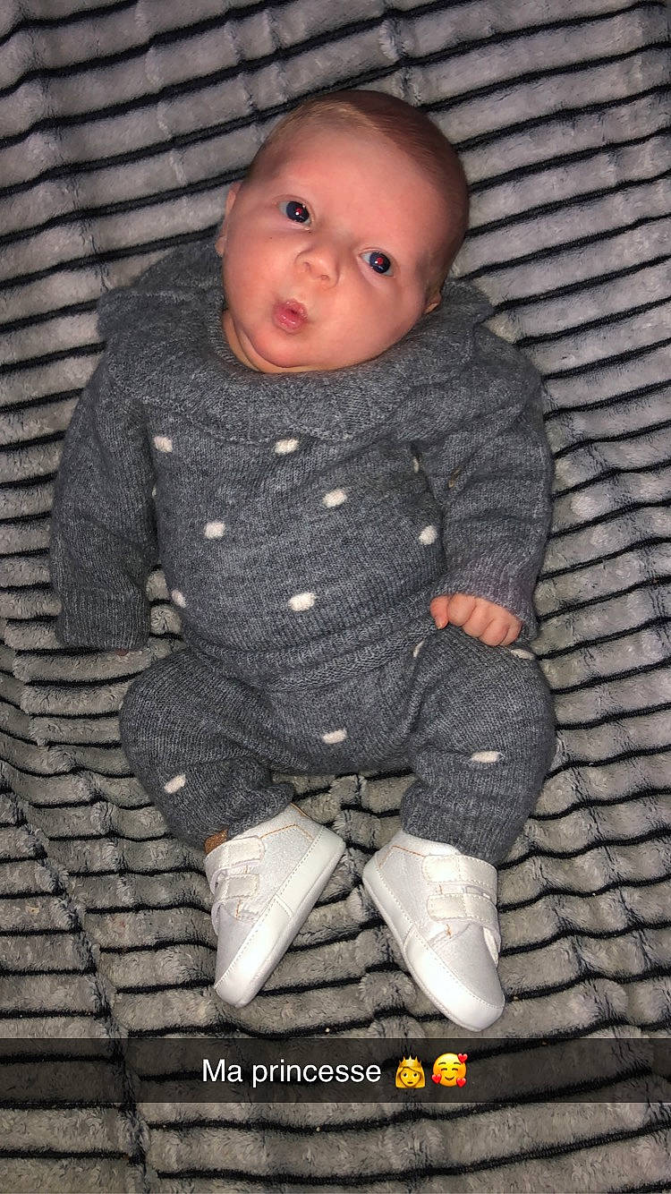 Héléna participe au concours pour gagner de l'argent avec cette photo : baby, baby_products, baby_toddler_clothing, button, cheek, child, human_body, person, sitting, sleeve, sock, sweater, toddler, wool, woolen