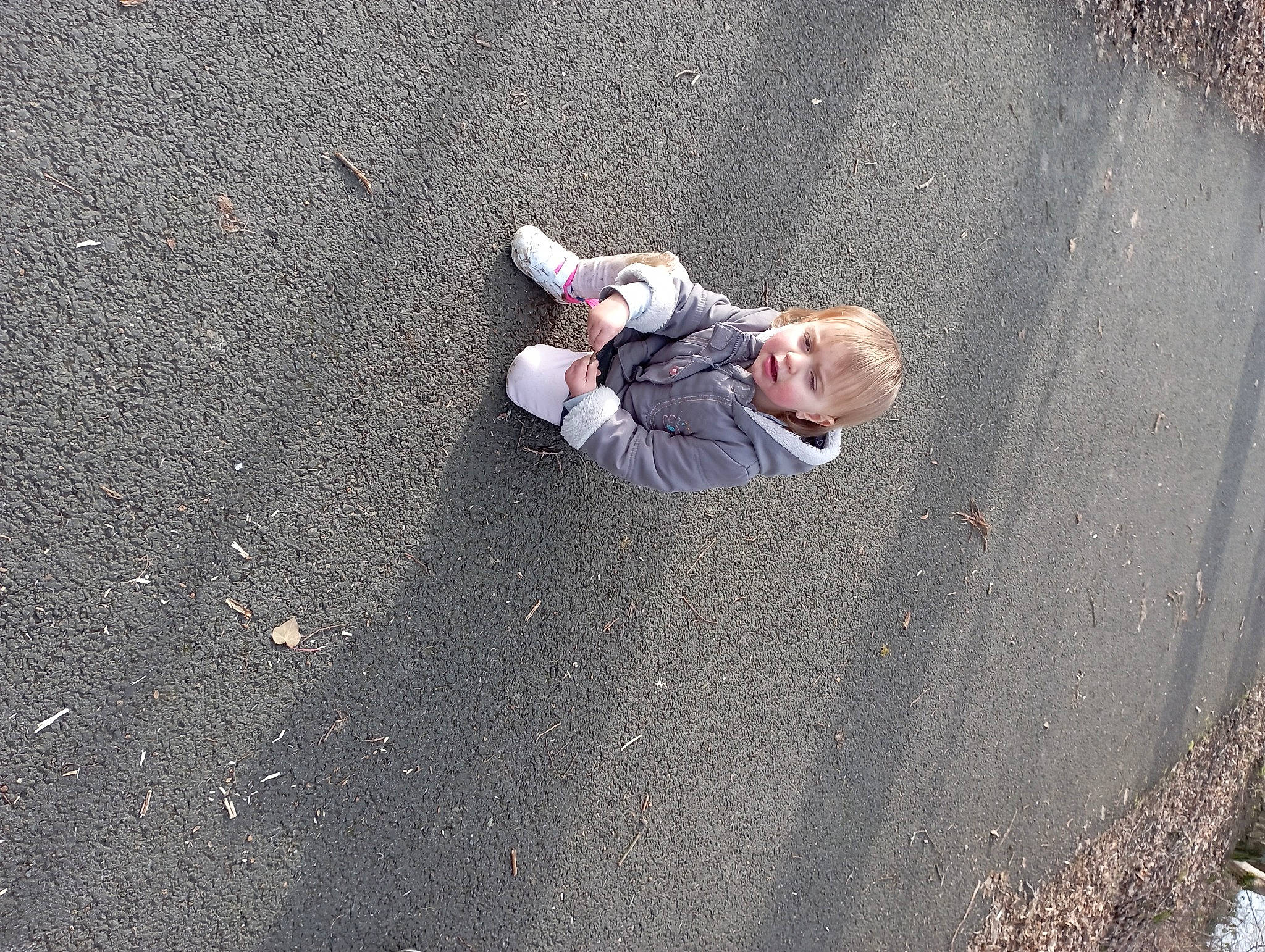 Sheryl participe au concours pour gagner de l'argent avec cette photo : asphalt, circle, concrete, fun, grass, grey, head, landscape, pedestrian, people_in_nature, person, recreation, road, road_surface, sand, shadow, sidewalk, soil, street, tar
