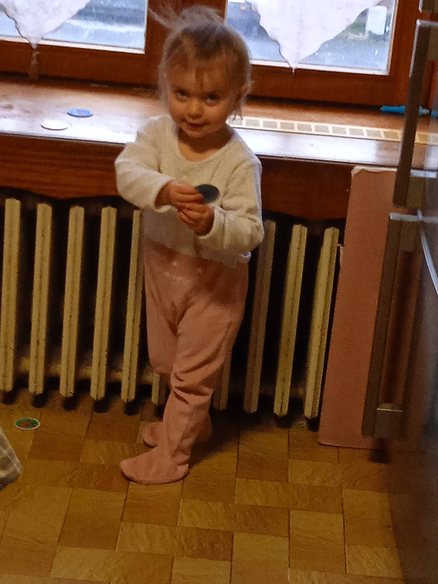 Sheryl participe au concours pour gagner de l'argent avec cette photo : baby_toddler_clothing, child, cleanliness, comfort, composite_material, face, floor, flooring, foot, happy, hardwood, khaki_pants, person, room, sleeve, smile, thumb, toddler, varnish, wood