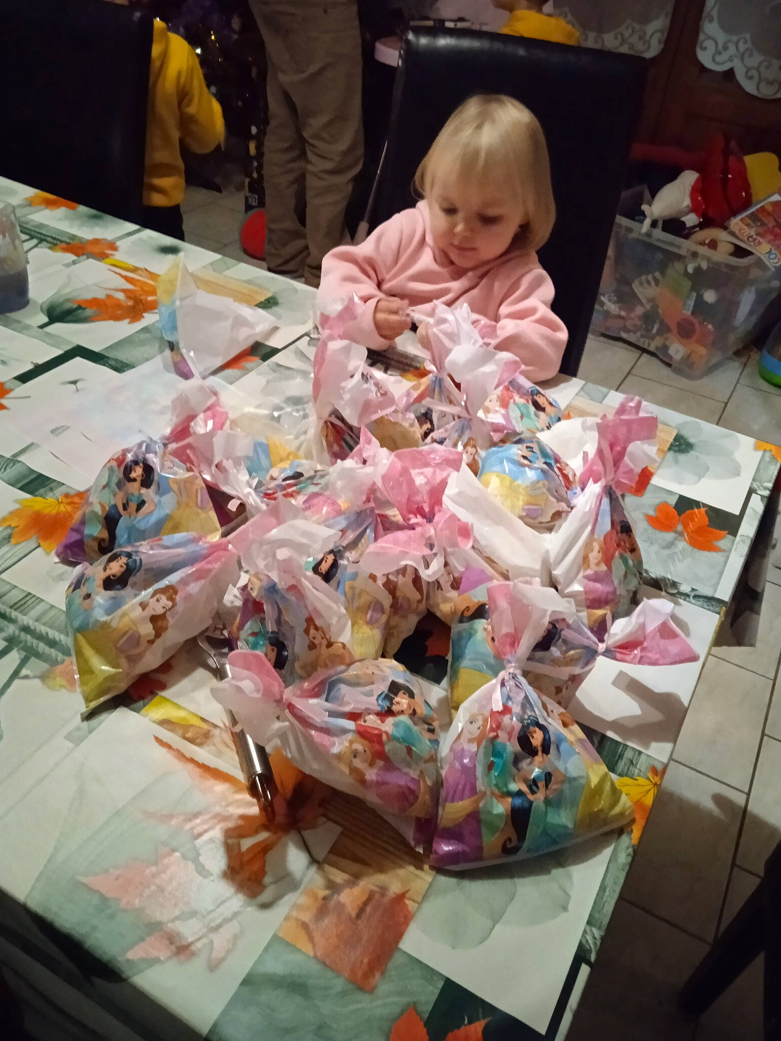 Jade participe au concours pour gagner de l'argent avec cette photo : baby, box, craft, customer, gift_wrapping, paper, paper_product, party_supply, person, plastic, present