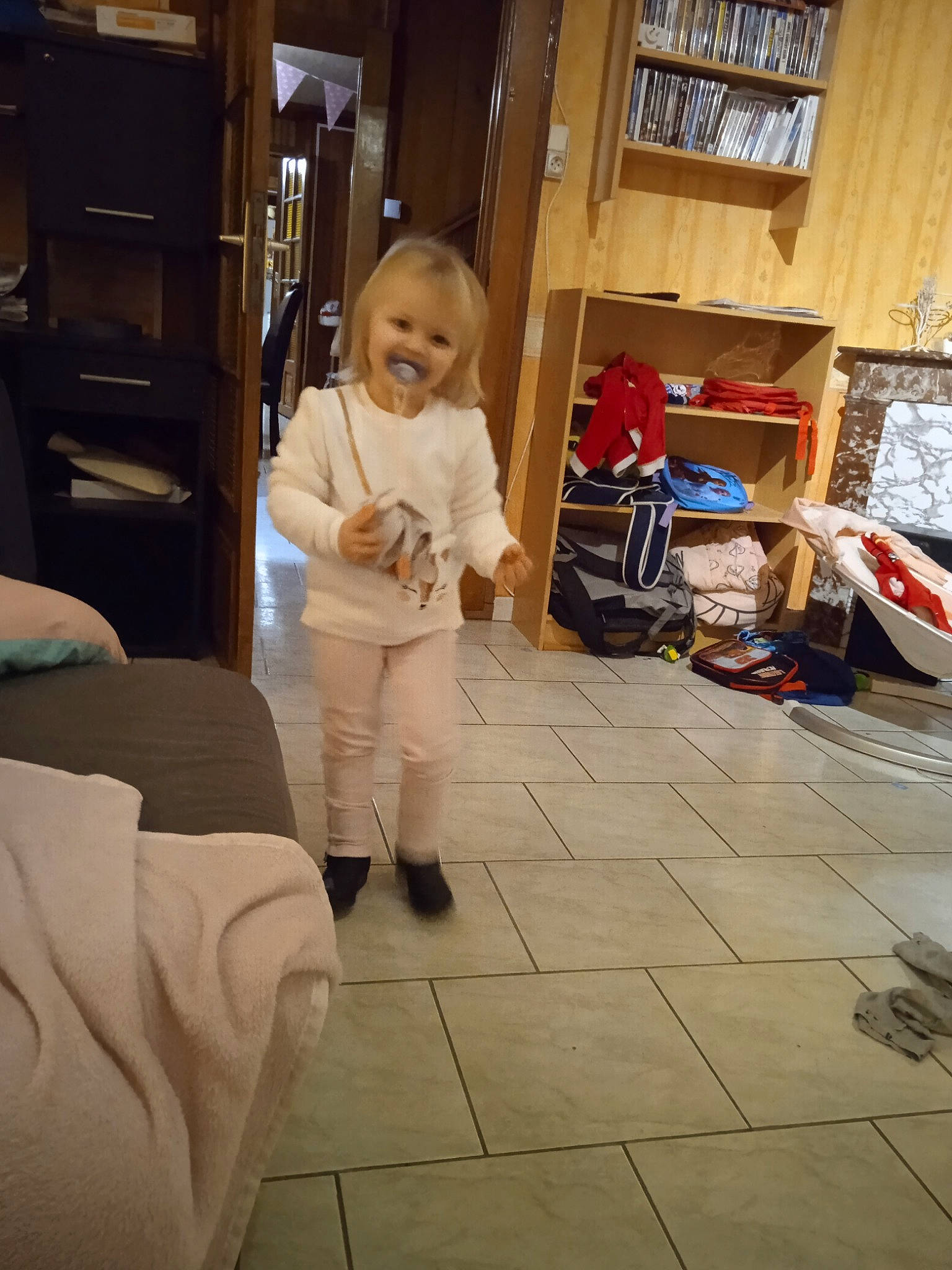Jade participe au concours pour gagner de l'argent avec cette photo : baby, baby_laughing, baby_toddler_clothing, cabinetry, child, cupboard, floor, flooring, home, joy, person, shelf, shelving, sock, toddler