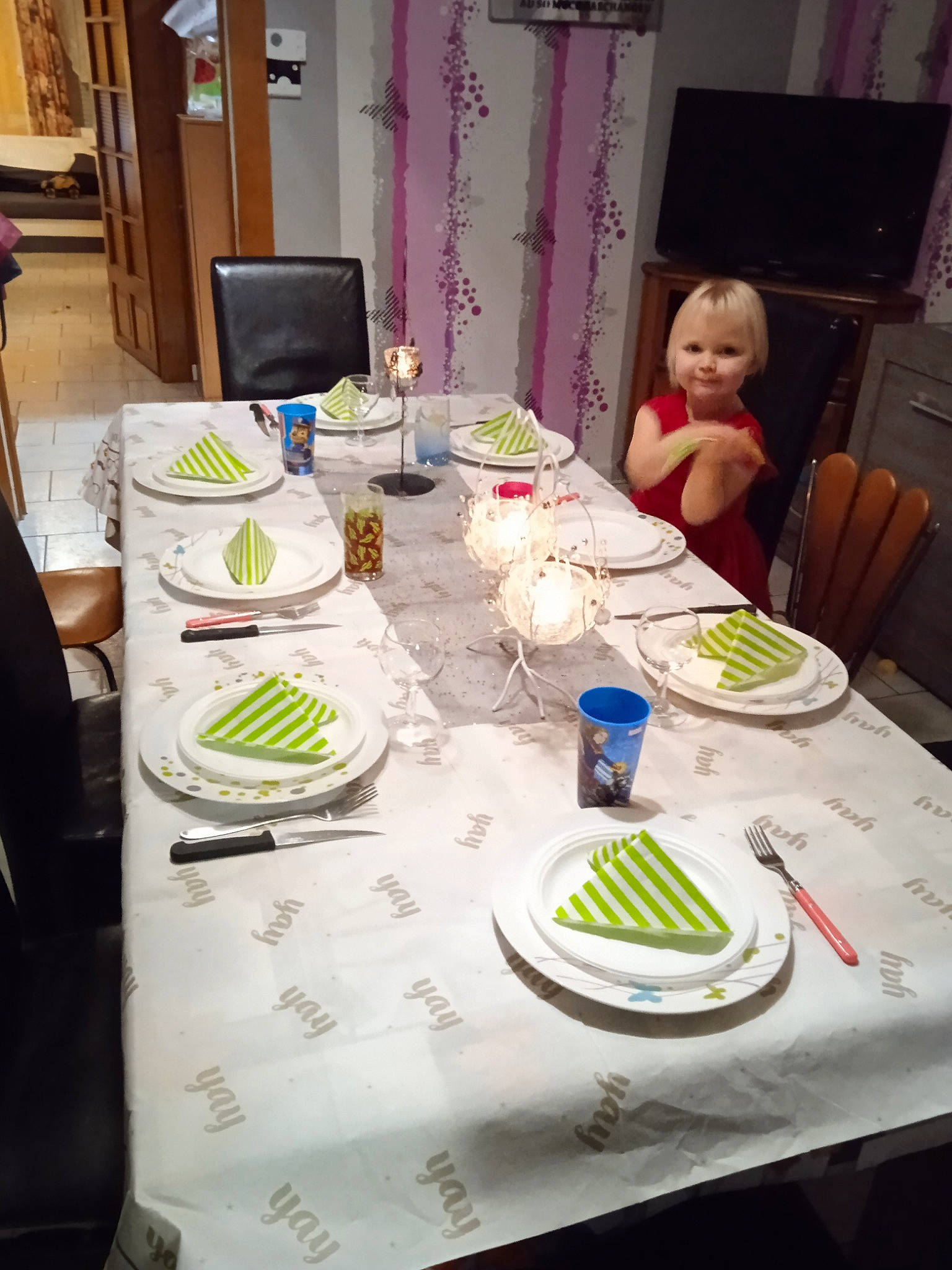 Jade a rejoint le concours — aidez-le/la à gagner de superbes lots ! cake, cuisine, dessert, dining_room, dish, dishware, display_device, food, furniture, home, ingredient, interior_design, meal, person, plate, serveware, table, tablecloth, tableware, television