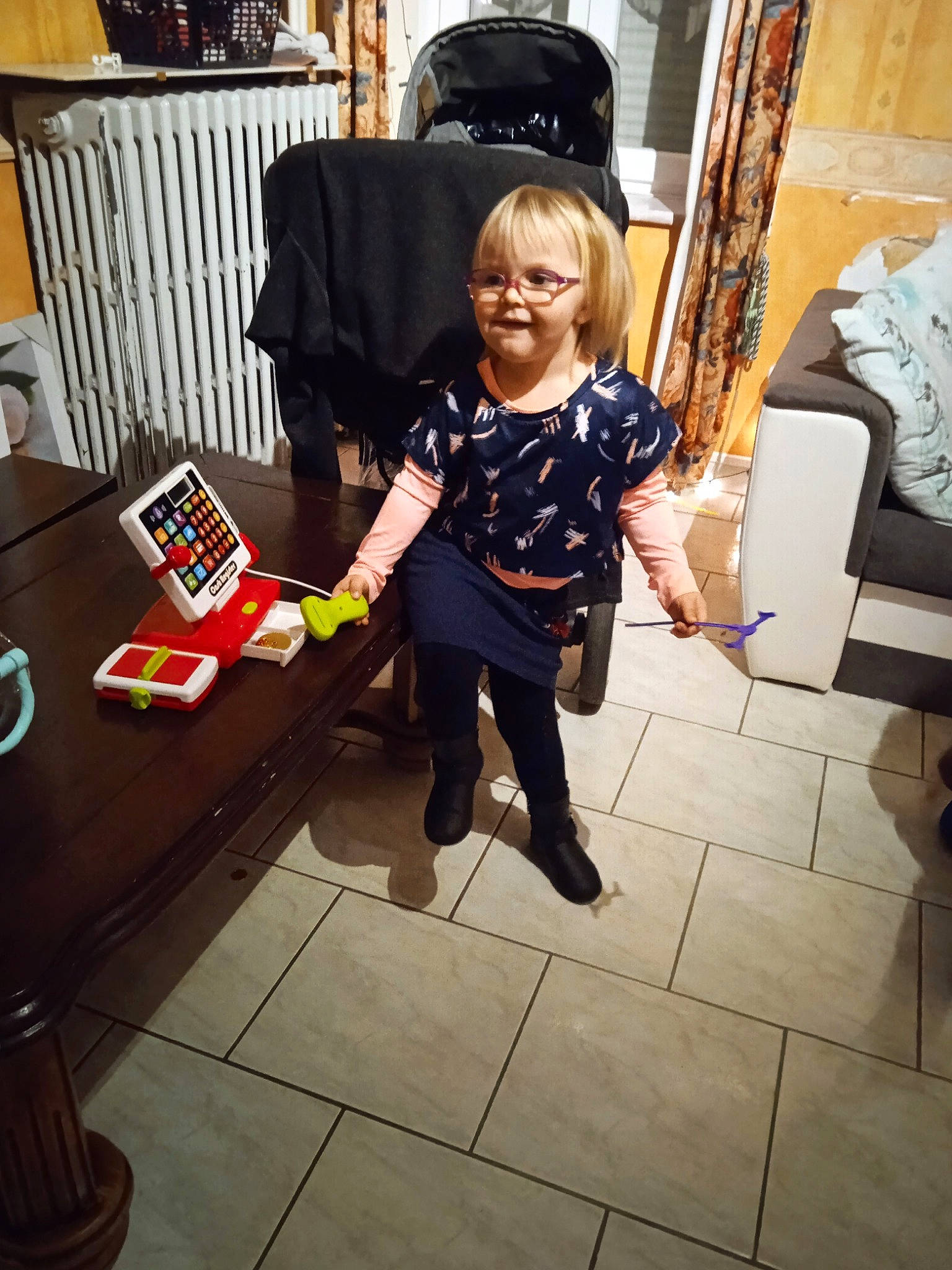 Jade a rejoint le concours — aidez-le/la à gagner de superbes lots ! box, curtain, floor, flooring, joy, mobile_phone, person, snack, tile