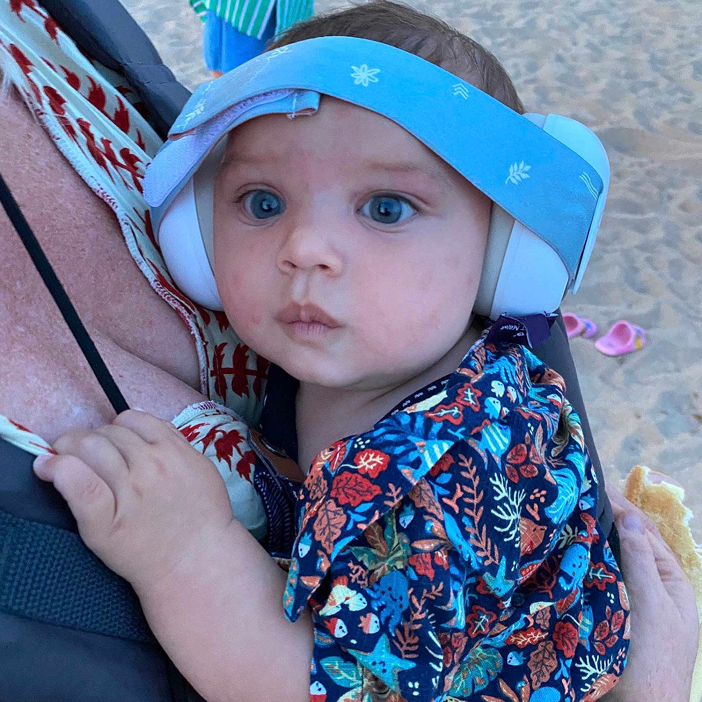 Thyliam a rejoint le concours — aidez-le/la à gagner de superbes lots ! adult, baby, beach, blue_eyes, child, closeup, colorful_clothing, cute, expression, hand, headband, headphones, holding, outdoor, patterned_shirt, person, portrait, sand, summer, vacation