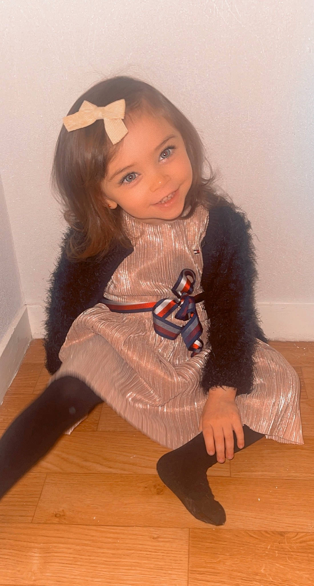 Myla participe au concours pour gagner de l'argent avec cette photo : bangs, black_hair, doll, eyelash, floor, flooring, hair, iris, joint, joy, knee, leg, lip, neck, person, shoe, sleeve, thigh, toy, waist