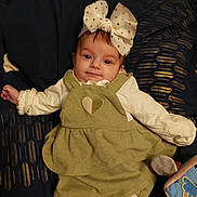 Alicia participe au concours pour gagner de l'argent avec cette photo : baby, bedding, blanket, bow, cheeks, child, cute, eyes, green_dress, headband, indoor, infant, lying_down, plush_toy, polka_dot, portrait, small_hand, smile, toy, white_tights