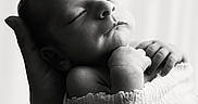 Marlown a rejoint le concours — aidez-le/la à gagner de superbes lots ! baby, black_and_white, blanket, calm, closeup, cozy, cute, gentle, hand, infant, monochrome, newborn, parent_hand, peaceful, portrait, skin_texture, sleeping, soft_light, tiny_hands, wrapped