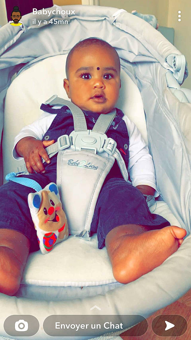 Liroy a rejoint le concours — aidez-le/la à gagner de superbes lots ! baby, baby_in_car_seat, baby_products, baby_safety, baby_sleeping, baby_toddler_clothing, car_seat, child, comfort, fun, happy, head, knee, lap, leisure, person, sitting, skin, sleeve, thigh