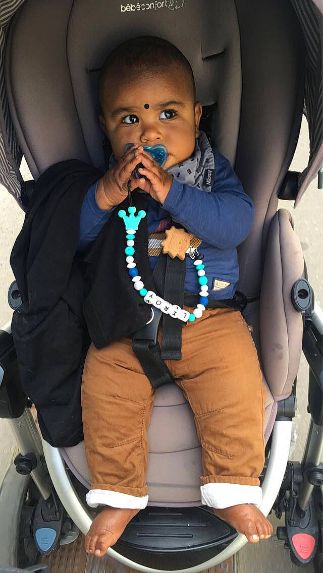 Liroy participe au concours pour gagner de l'argent avec cette photo : auto_part, automotive_design, baby, baby_products, car, car_seat, car_seat_cover, child, comfort, electric_blue, family_car, fun, head_restraint, human_leg, knee, person, seat_belt, steering_wheel, thigh, toddler