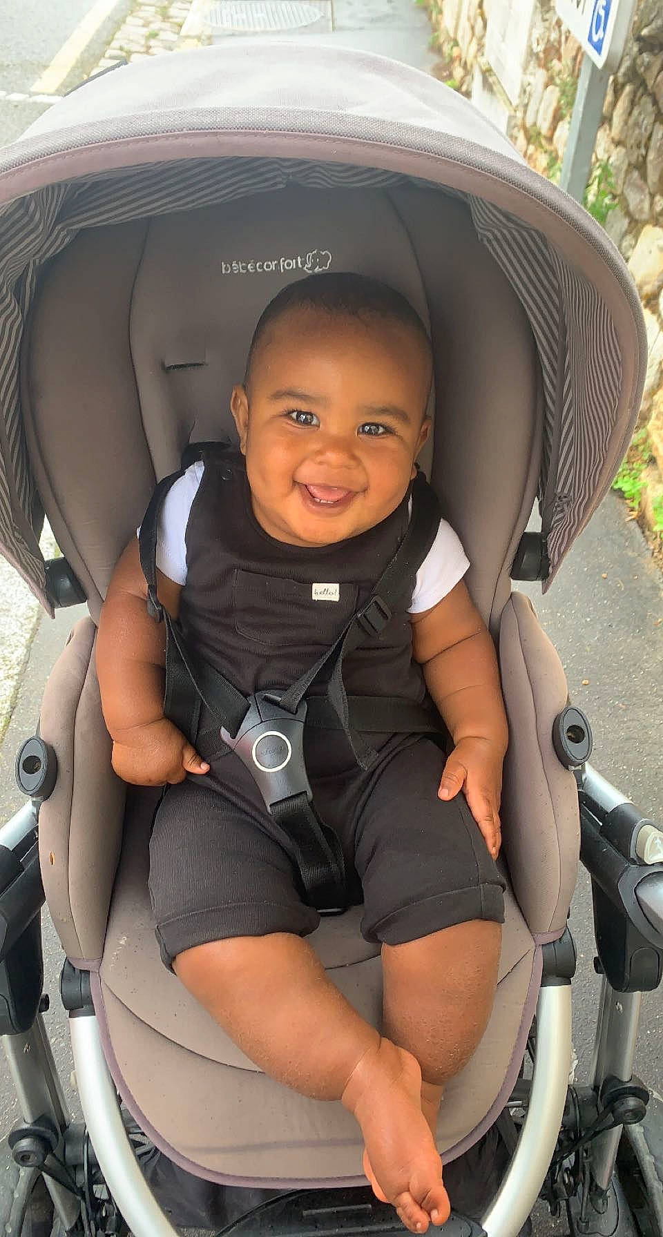 Liroy participe au concours pour gagner de l'argent avec cette photo : auto_part, automotive_design, automotive_exterior, baby_carriage, car, car_seat, car_seat_cover, comfort, head_restraint, joy, mode_of_transport, motor_vehicle, person, plant, product, seat_belt, smile, tints_and_shades, toddler, vehicle_door