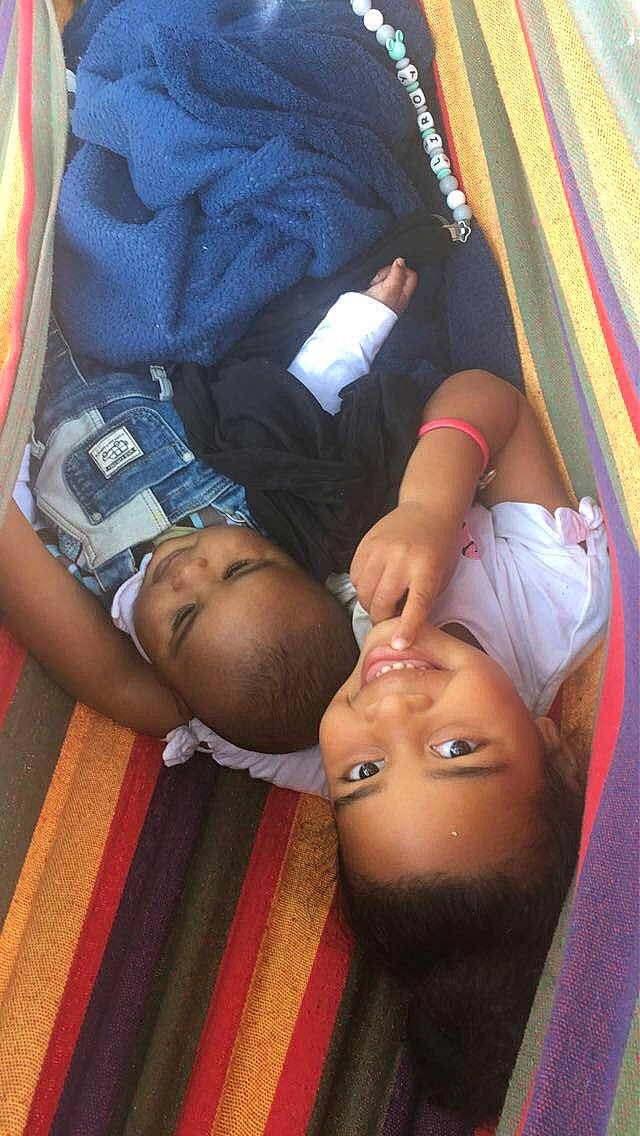 Lounna participe au concours pour gagner de l'argent avec cette photo : arm, black_hair, cheek, comfort, eyelash, finger, fun, gesture, hand, happy, human_body, interaction, joint, joy, leg, mouth, nose, person, skin, thigh