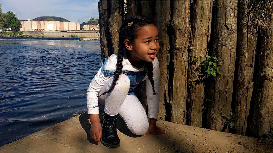 Lounna participe au concours pour gagner de l'argent avec cette photo : abdomen, barefoot, electric_blue, flash_photography, fun, happy, human_leg, leisure, long_hair, people_in_nature, person, sitting, sky, smile, t_shirt, thigh, travel, trunk, vacation, water