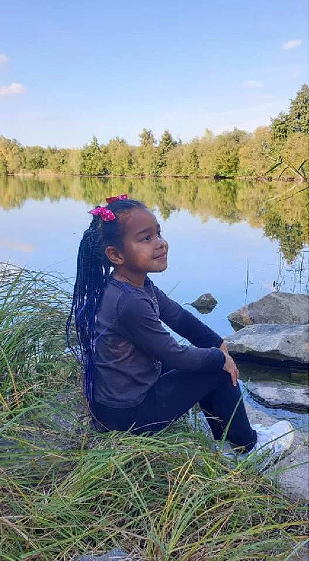 Lounna participe au concours pour gagner de l'argent avec cette photo : bank, grass, grassland, happy, joy, lake, landscape, leisure, morning, natural_environment, natural_landscape, nature, people_in_nature, person, plant, recreation, reservoir, sky, tree, water