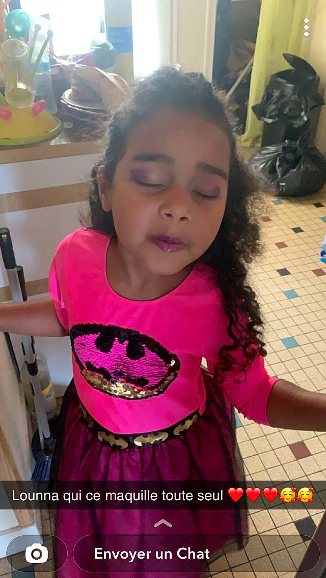 Lounna a rejoint le concours — aidez-le/la à gagner de superbes lots ! black_hair, child, cool, eyelash, facial_expression, forehead, hair, hairstyle, happy, iris, long_hair, magenta, neck, person, pink, purple, shoulder, skin, sleeve, t_shirt