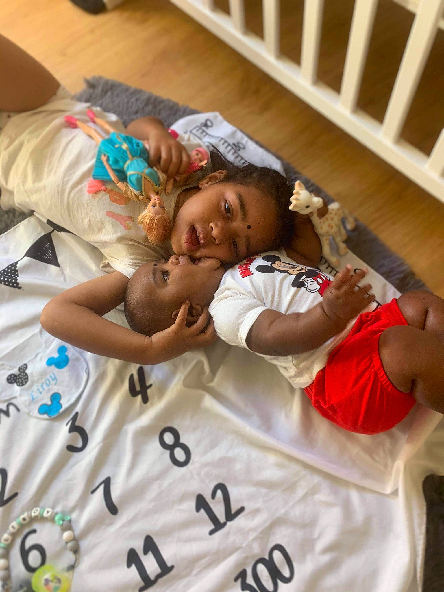 Lounna a rejoint le concours — aidez-le/la à gagner de superbes lots ! baby, baby_toddler_clothing, child, comfort, event, facial_expression, finger, fun, hairstyle, happy, hat, leisure, linens, person, play, room, skin, smile, t_shirt, textile